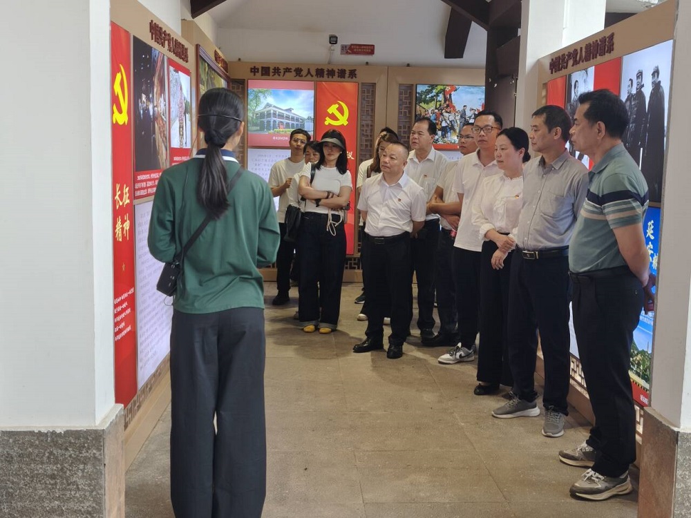 黨員、干部職工在南寧市共產(chǎn)黨人精神譜系主題園內(nèi)參觀.jpg